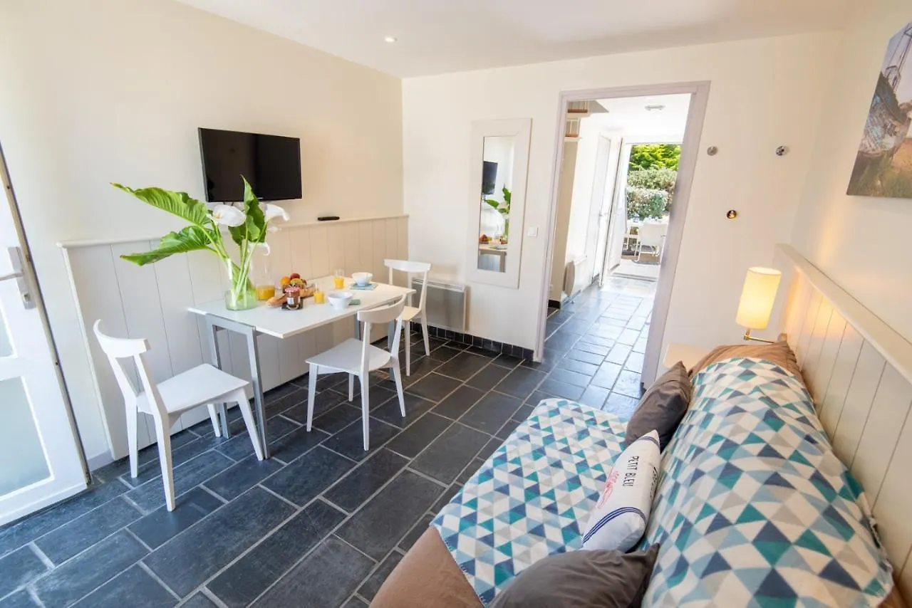 Duplex bord de mer tout confort avec terrasse et parking, plage à pied par Groom Guidel Appartement