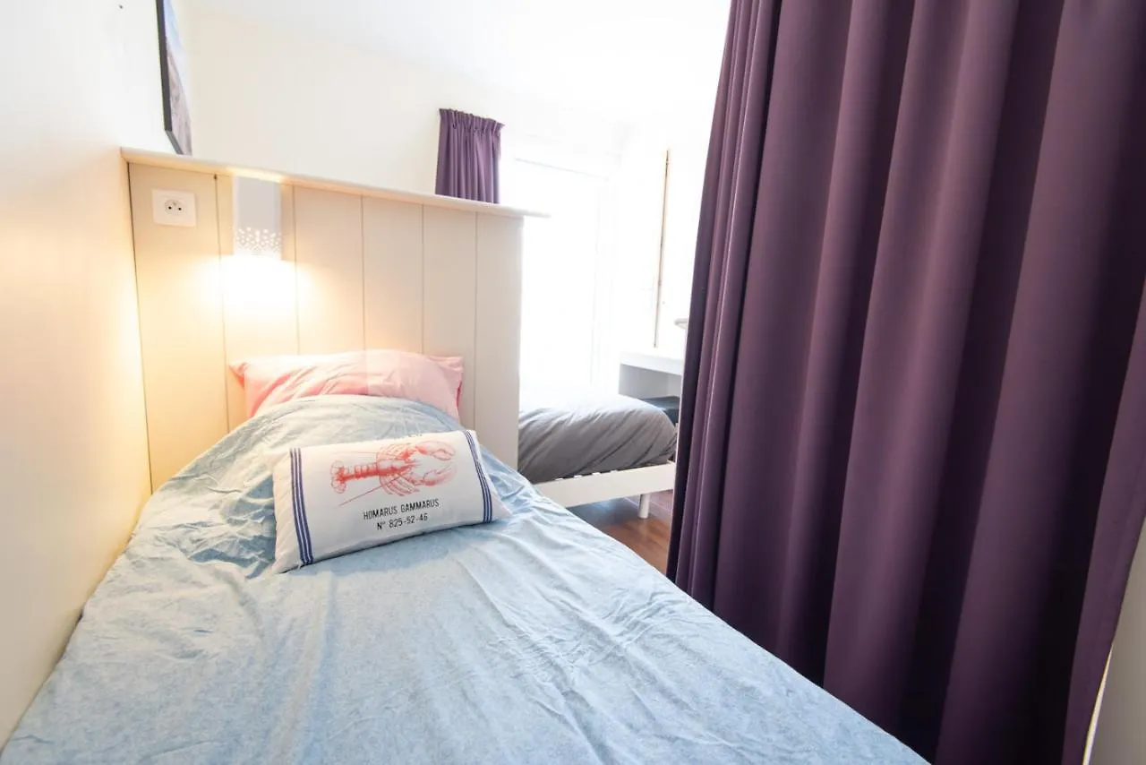 Duplex bord de mer tout confort avec terrasse et parking, plage à pied par Groom Guidel France