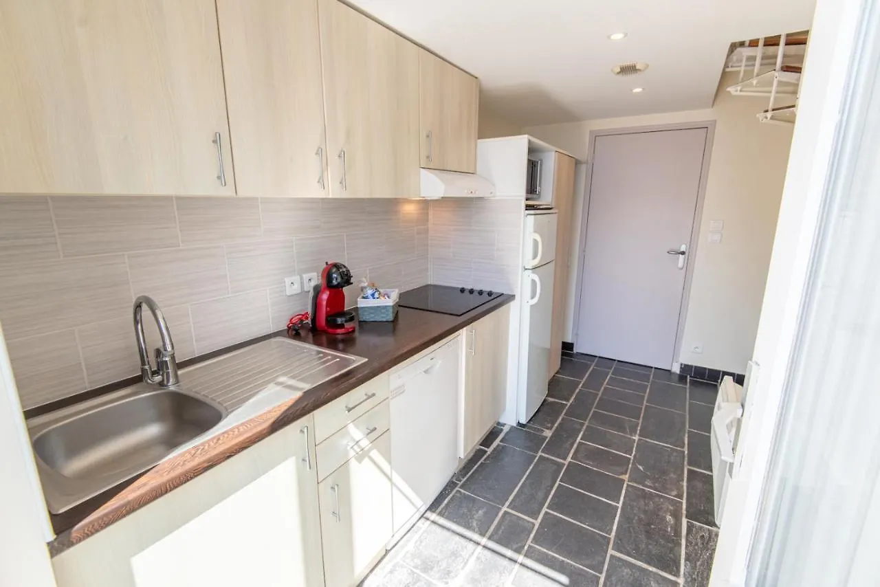 Duplex bord de mer tout confort avec terrasse et parking, plage à pied par Groom Guidel 0*,