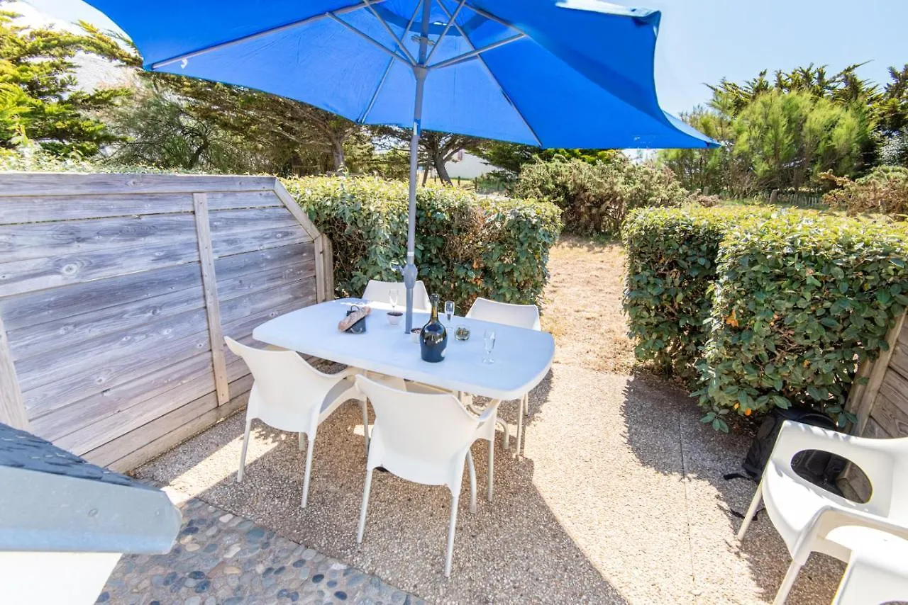 Duplex bord de mer tout confort avec terrasse et parking, plage à pied par Groom Guidel