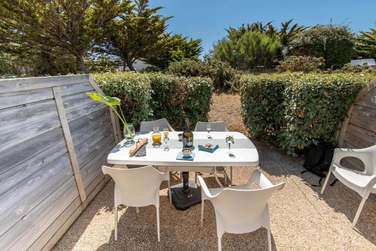 Duplex bord de mer tout confort avec terrasse et parking, plage à pied par Groom Guidel 0*,  France