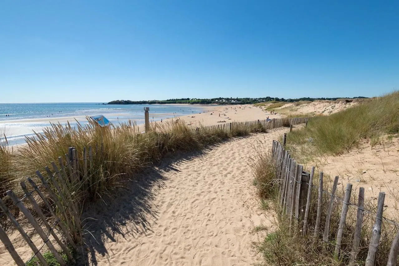 Duplex bord de mer tout confort avec terrasse et parking, plage à pied par Groom Guidel