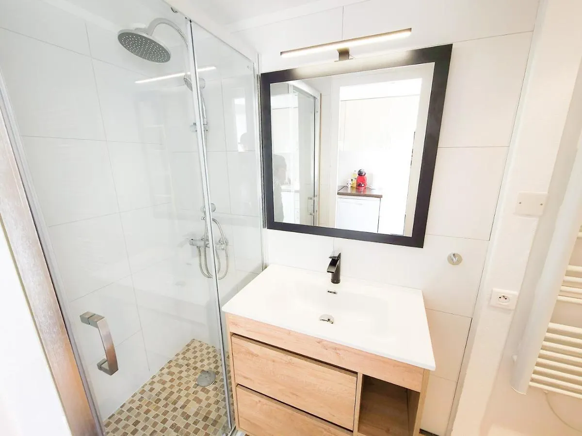 Appartement Duplex bord de mer tout confort avec terrasse et parking, plage à pied par Groom Guidel