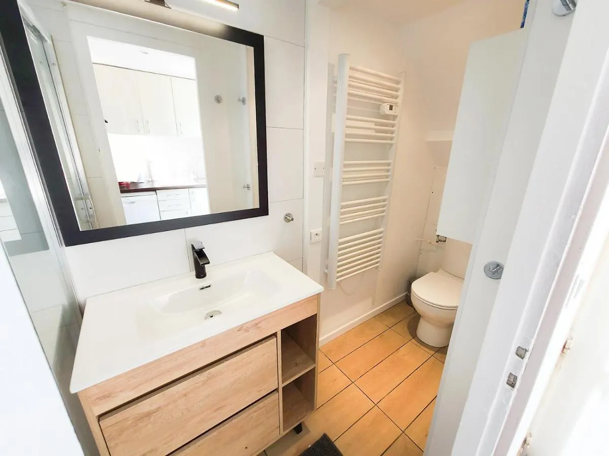 Duplex bord de mer tout confort avec terrasse et parking, plage à pied par Groom Guidel Appartement